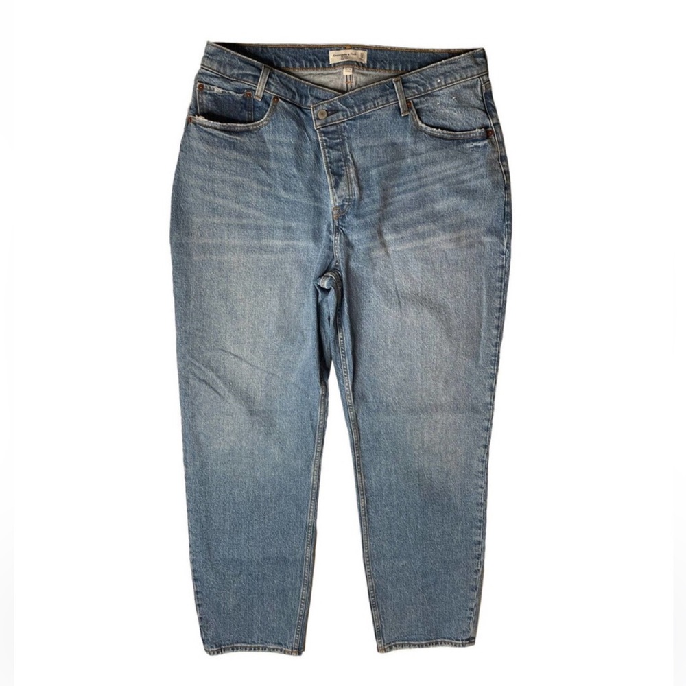 ABERCROMBIE Curve Love THE DAD HIGH RISE
Womens Light Wash Jeans Cross Waist 16L